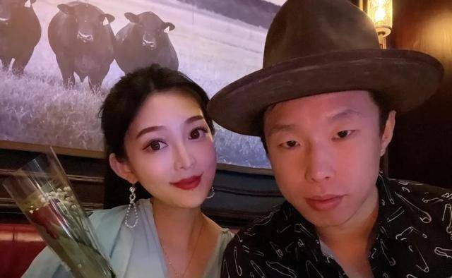 的相声演员差,更重要的是,人家长相是不尽人意,但却娶了一个漂亮媳妇