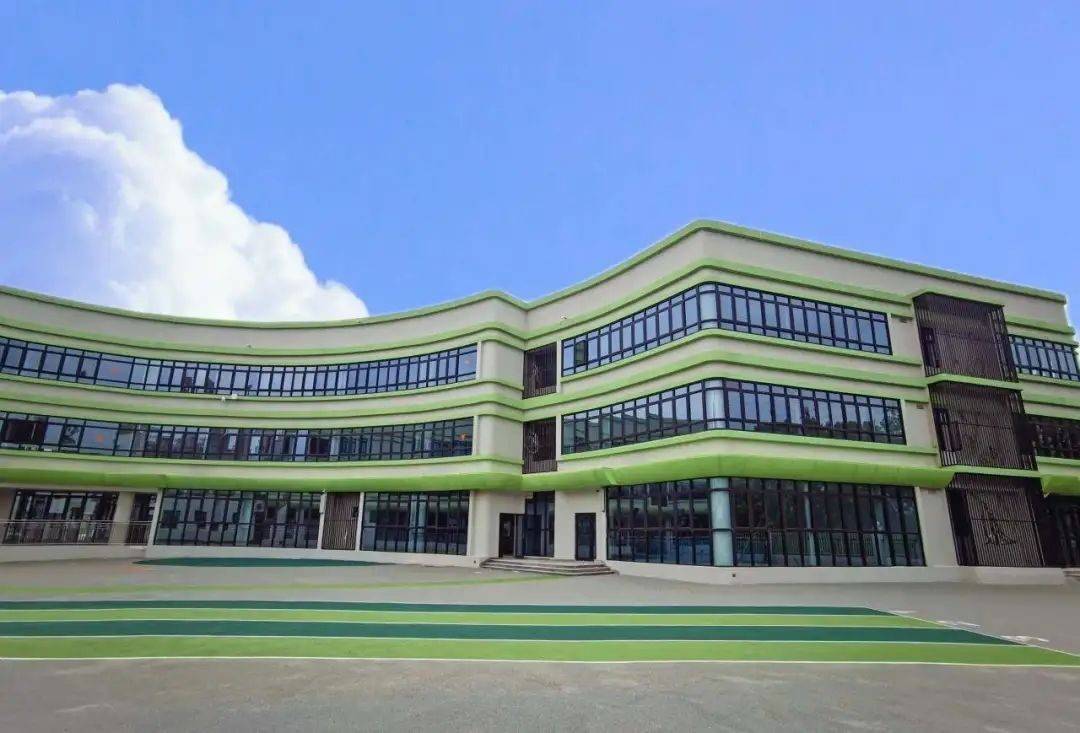 温岭市三星幼儿园岩下园区位于城东街道渭渚,由原岩下小学改建而成.