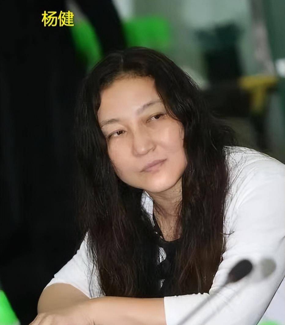 但8月22日,有狗仔爆料刘云龙两个月前已与原配妻子许馨离婚.