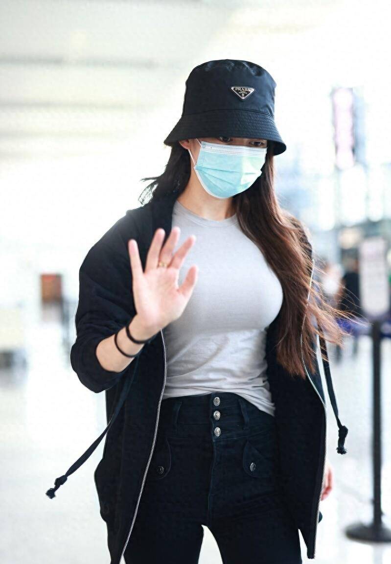 吉娜就是超模身材,穿无缝衬衫秀出"松弛腰",丰满胸围太庞大了!