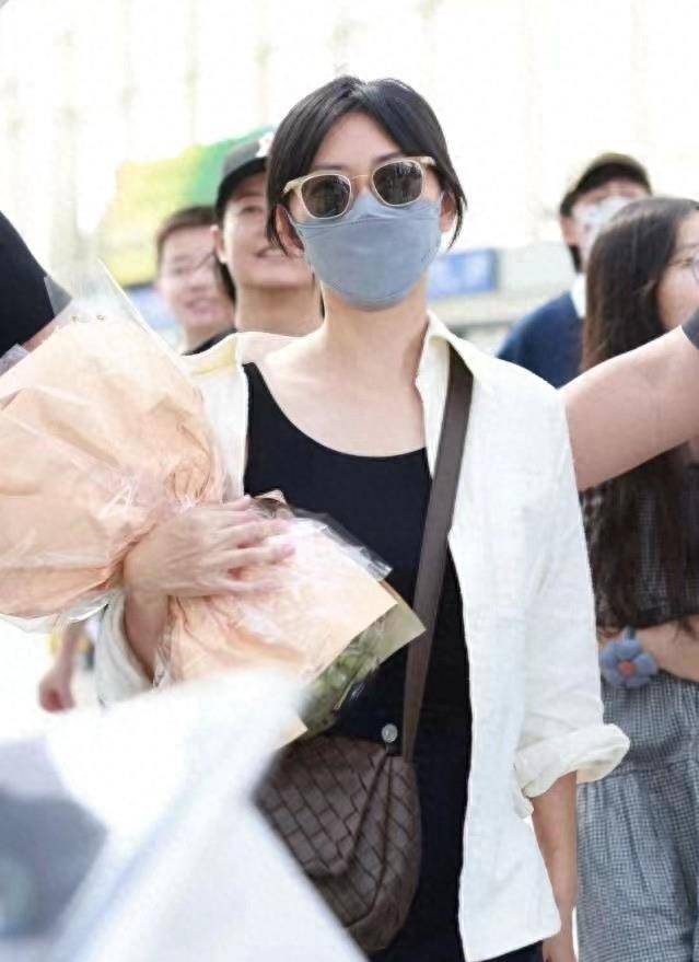 孙燕姿涵走上机场,近照中的打扮简单得就像个普通大妈,身材瘦削,锁骨