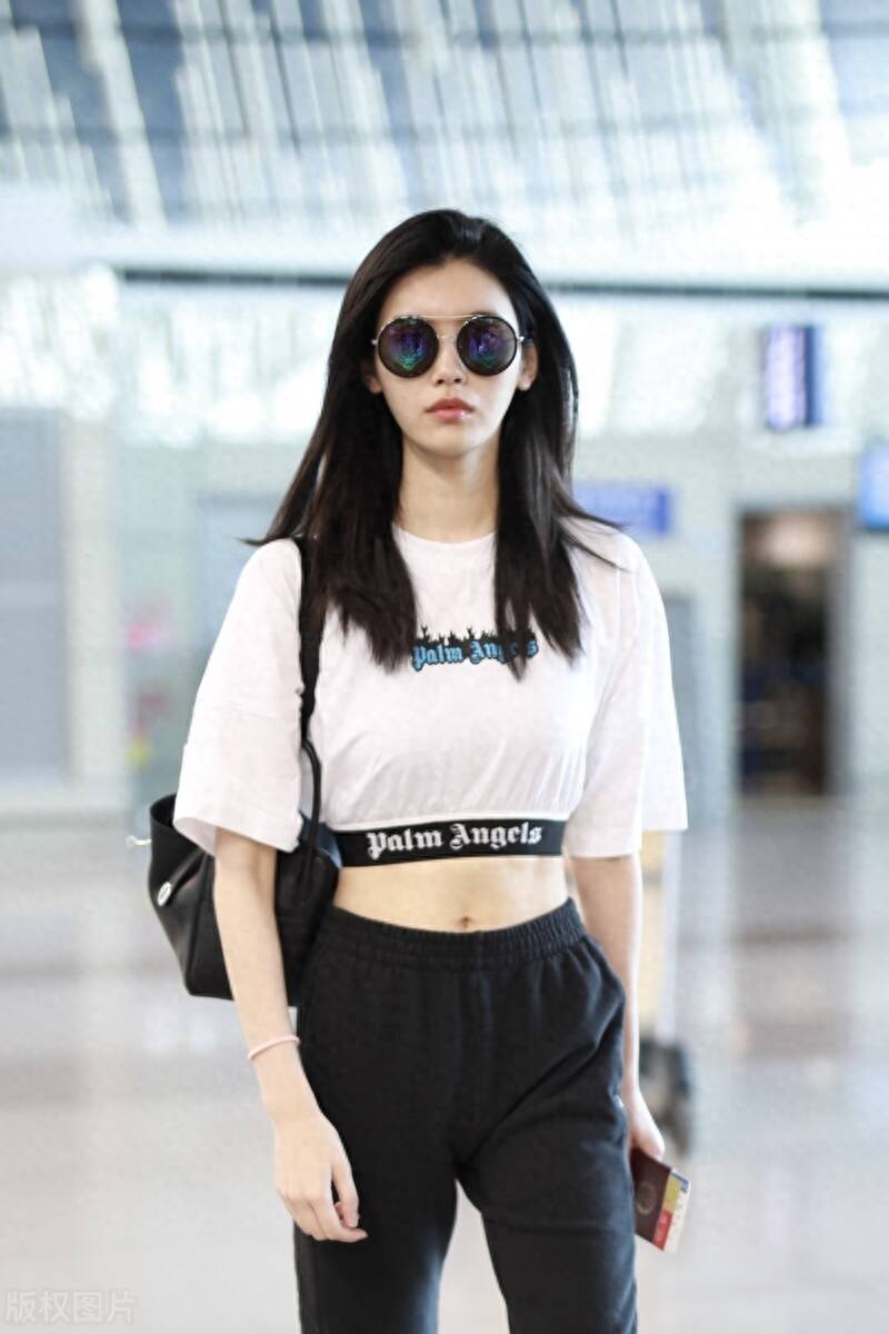 之前奚梦瑶去机场的时候,这套造型看起来简单但并不乏味.