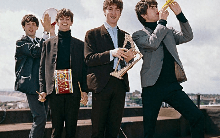 穿越音乐与影像的奇幻之旅:《披头士乐队》的传奇_观众_文化_情感