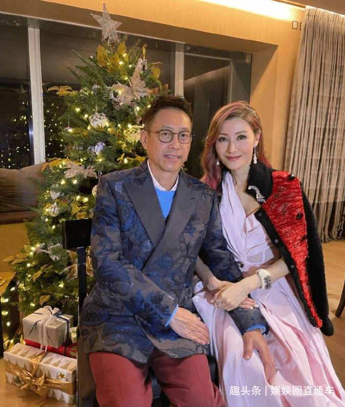 但最近李嘉欣50岁生日曝出的照片却让不少网友表示变化太大,不仅年轻