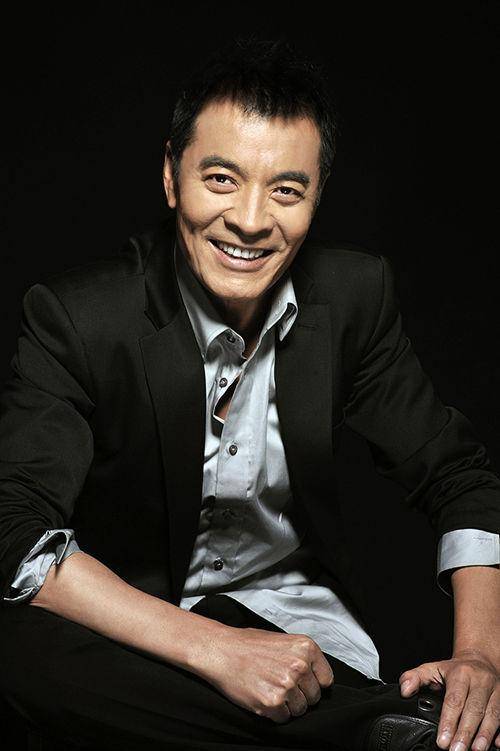 老戏骨刘威近照曝光,家中大白墙略显简陋,娶小13岁娇妻太幸福_杨若兮