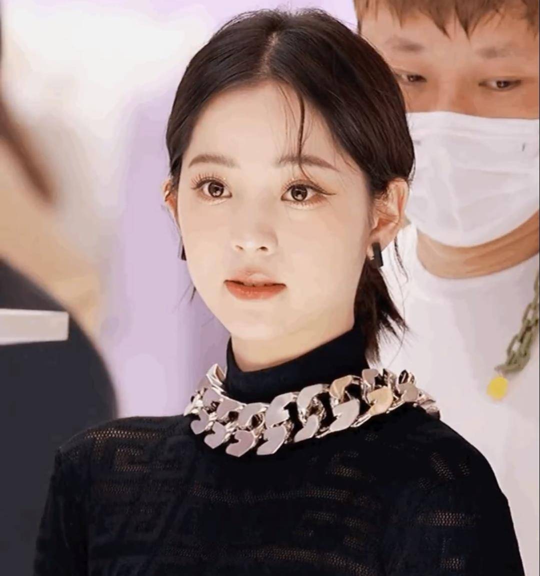 欧阳娜娜参加活动颜值拉满,疑似漂亮成功,耳朵上的耳饰又成网友热议