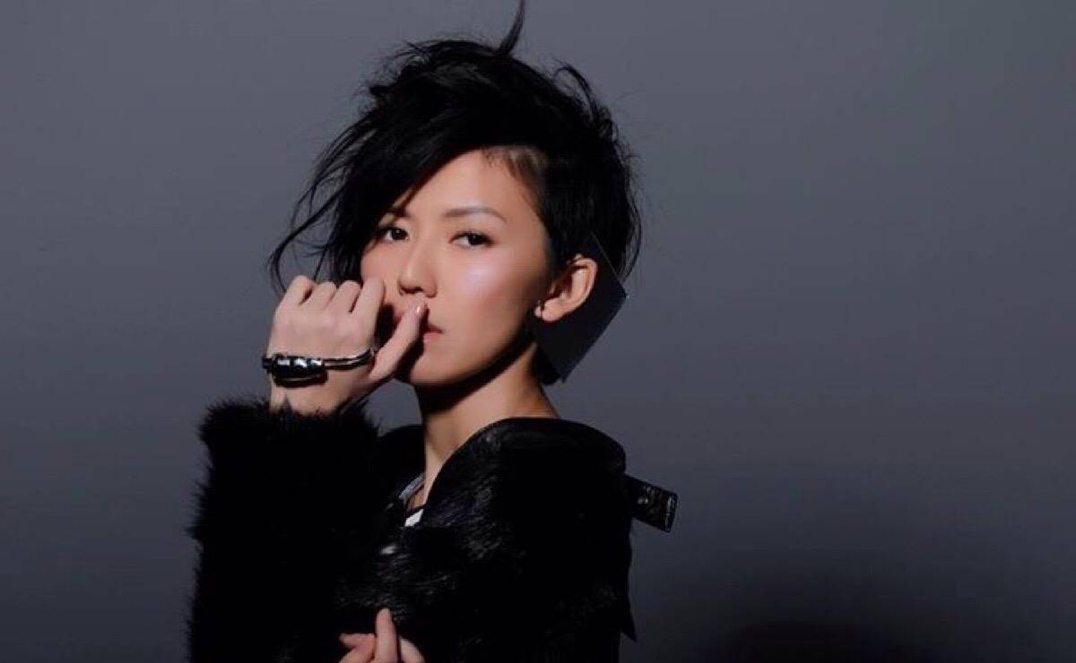 孙燕姿毕业于南洋理工大学,燕姿从小热爱音乐,五岁开始学钢琴,十岁第