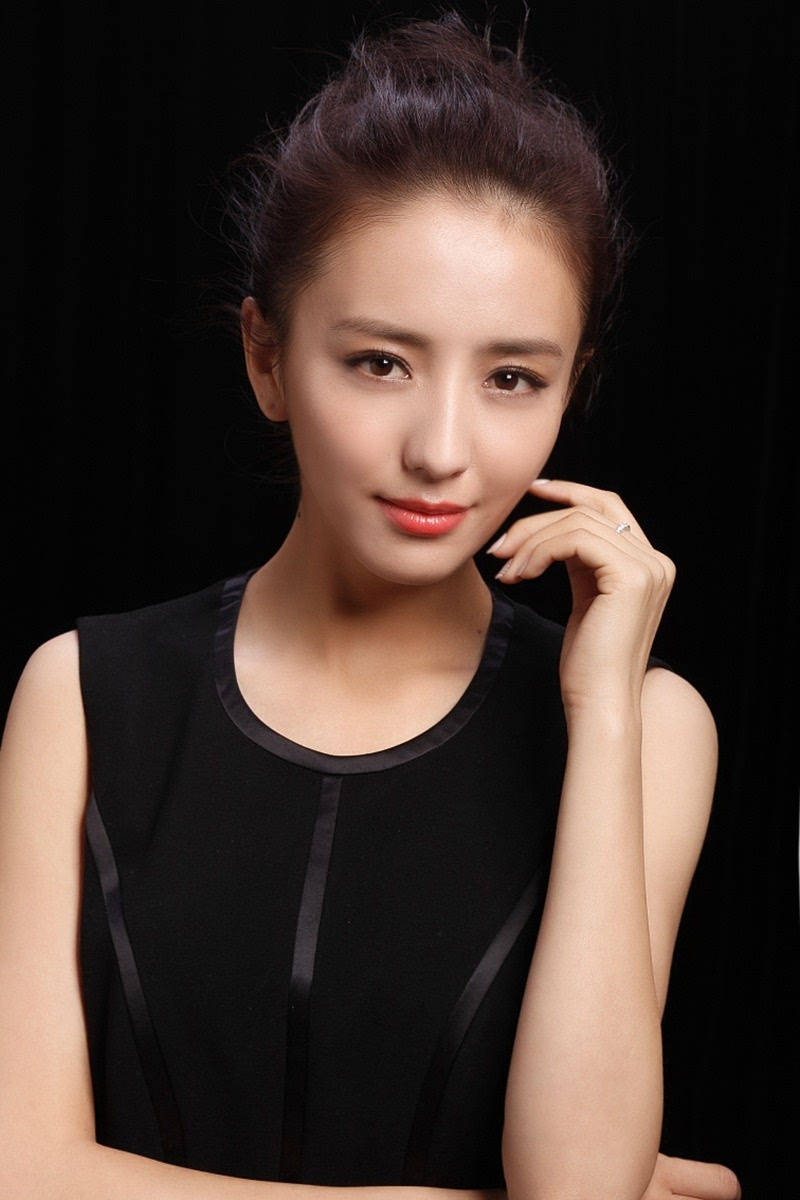 37岁佟丽娅娃娃头超可爱,群演挪不开视线,一开场就惊艳全场!