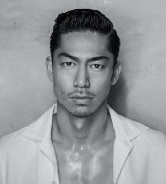 看他脱去上衣后,女粉都不矜持_黑泽_造型_身材