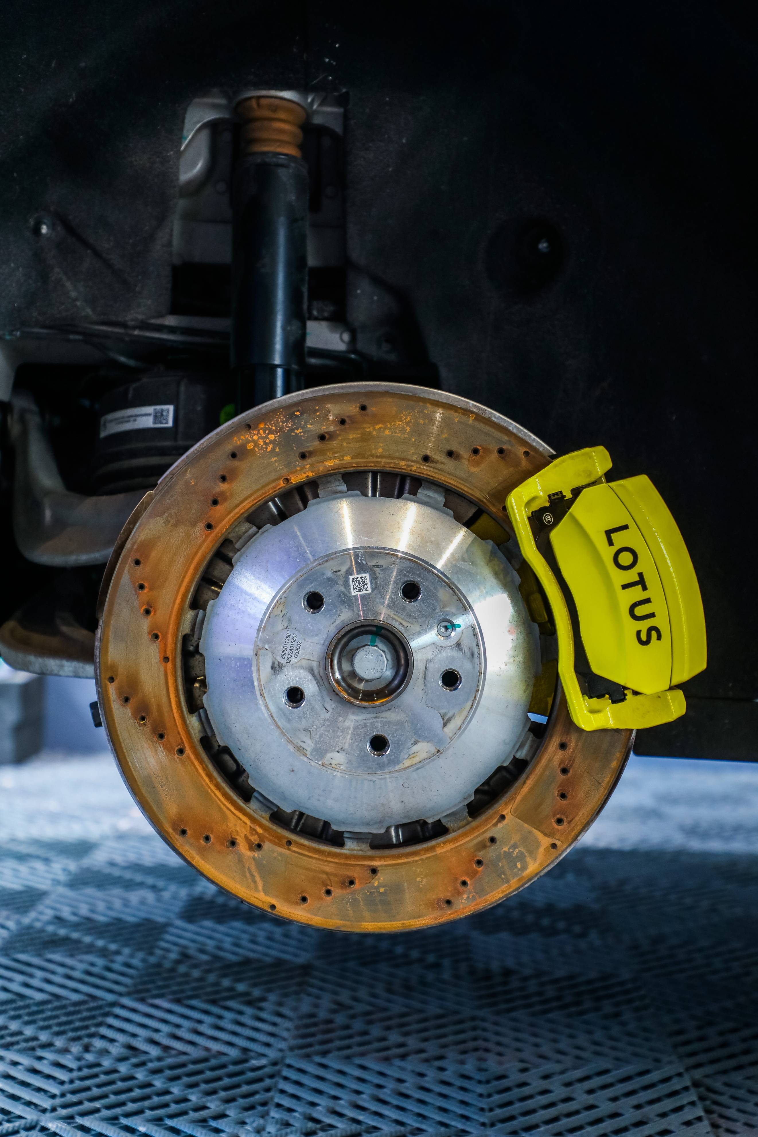 本身就是一个很低调的一个颜色——凯姆灰97爱车原厂选配的黑色卡钳