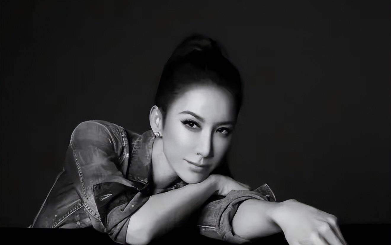 甄妮首先谈到了她与谢贤的友谊,随后回应称没有针对谢霆锋.
