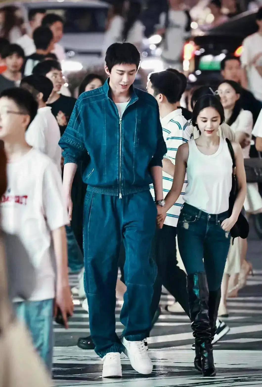 王子文刘宇宁重庆街头压马路,30厘米身高差,两人对视好甜蜜