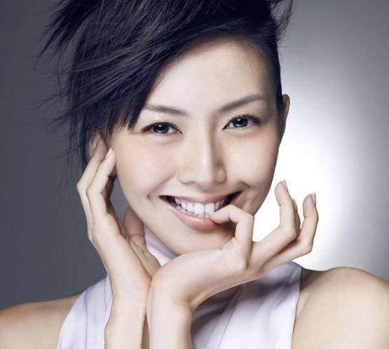 孙燕姿毕业于南洋理工大学,燕姿从小热爱音