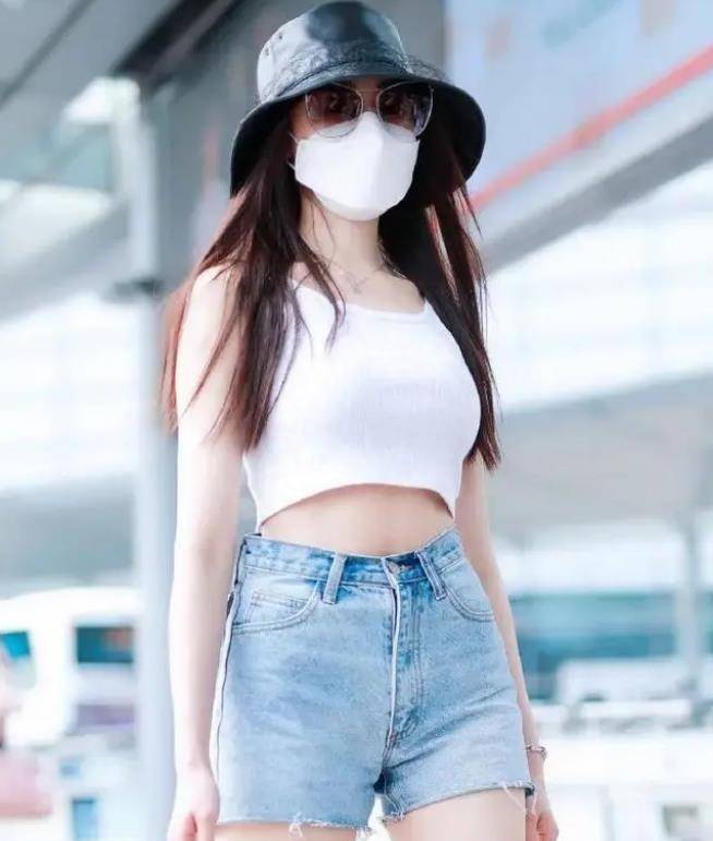 紧身上衣"割刀"牛仔裤张天爱秀迷人身材!_时尚_衣服_潮流