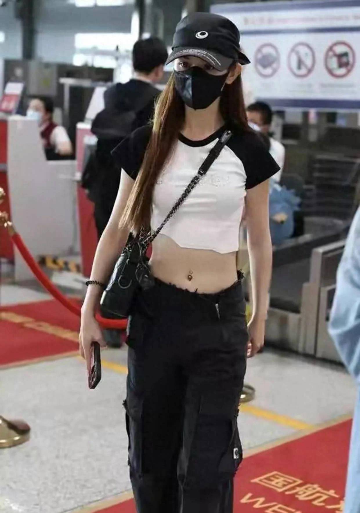 27岁的哈妮克孜又瘦又肉,不规则辣妹紧身衣搭配工装裤,肚脐指甲真实