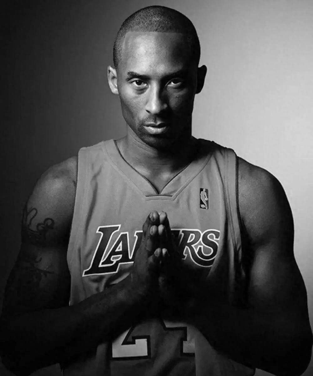 于2024年2月8日在斯台普斯球馆外为科比树立雕像_珍妮巴斯_球衣_gigi