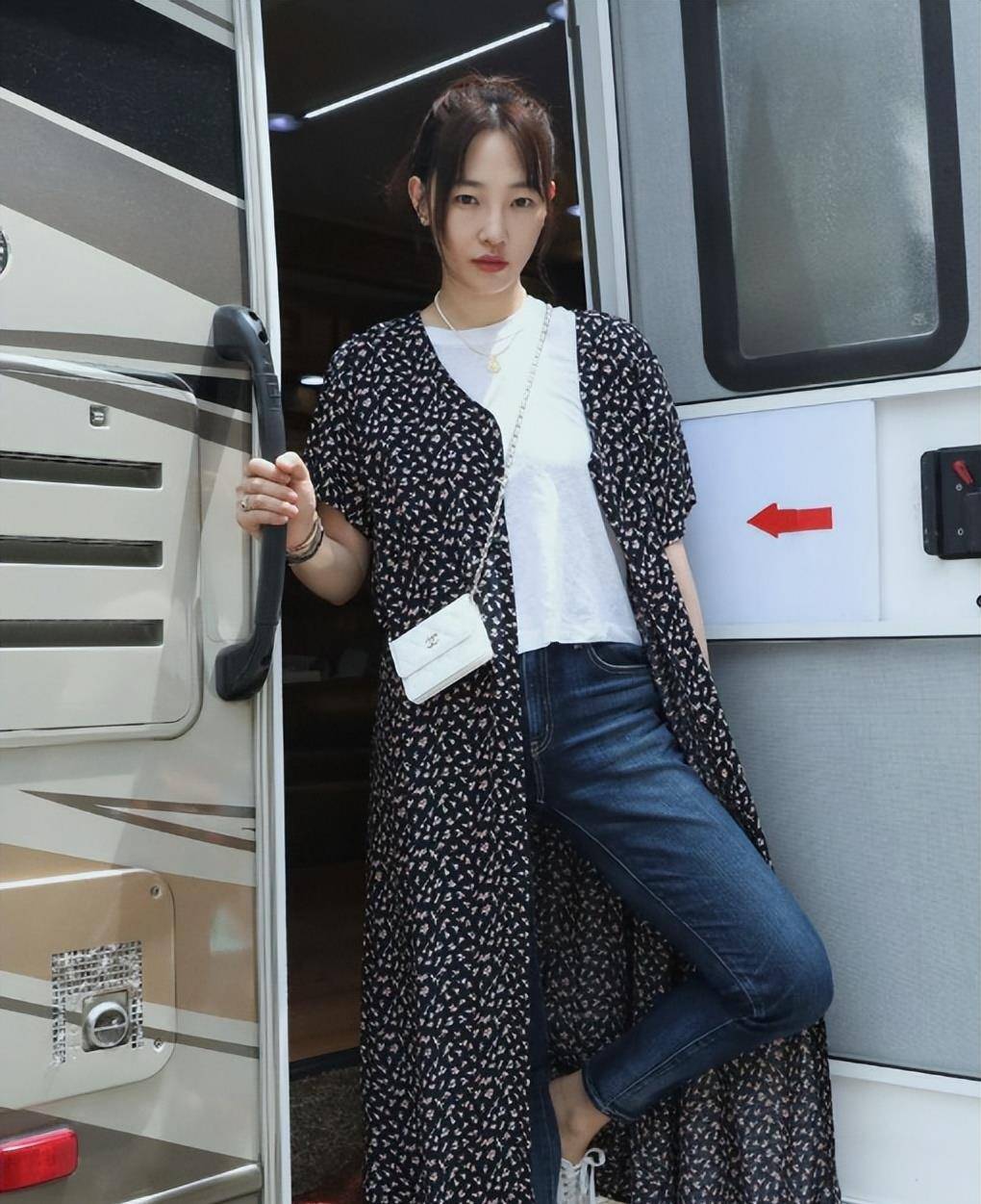 白百何穿紧身牛仔裤臀部线条尴尬_时尚_印花_蓝色