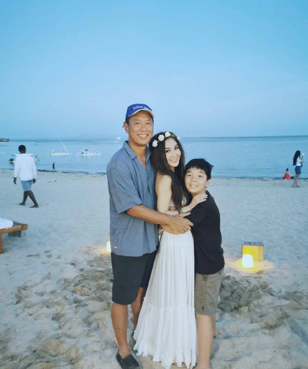 温碧霞晒全家旅游照,她穿白裙稚嫩的像初中生,老公十足的老爷爷