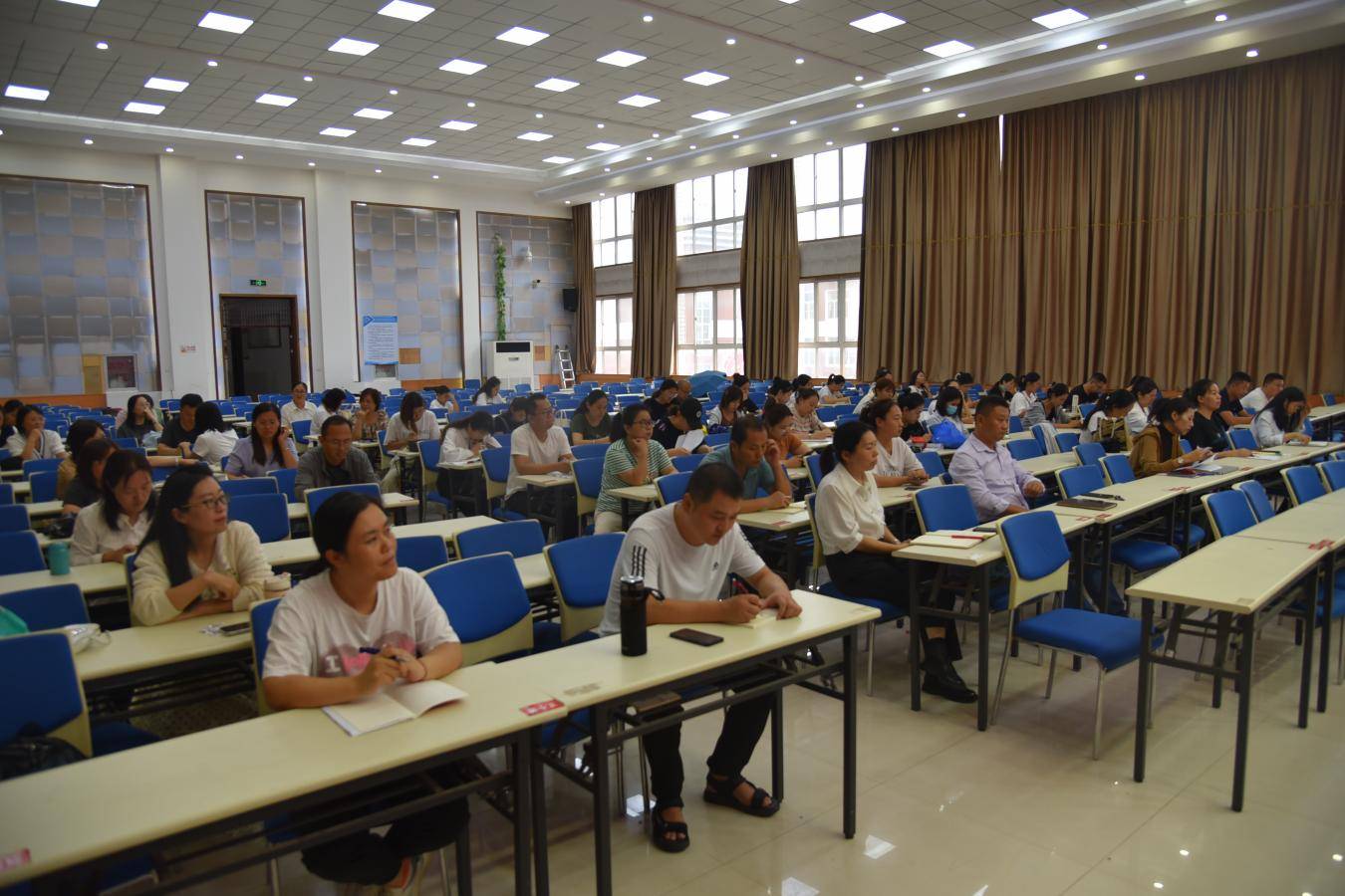 濮阳市第五中学召开新学期德育工作推进会