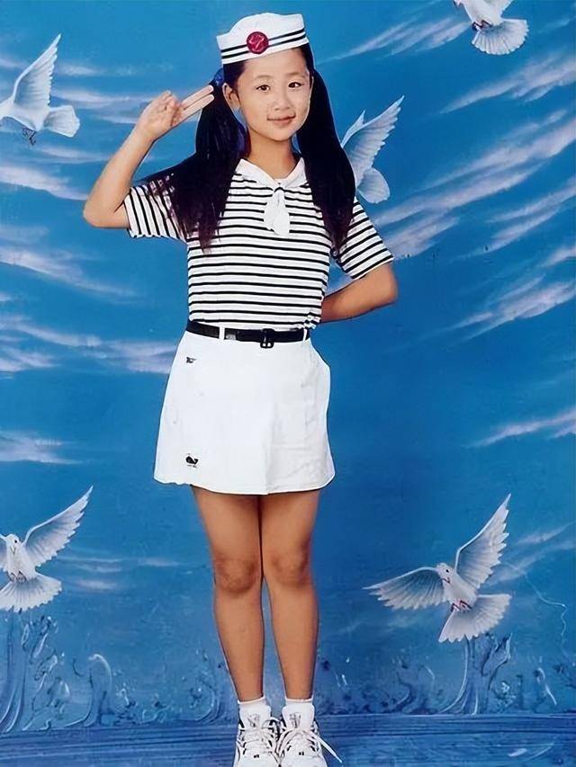 2003年,杨紫与何炅共同拍摄了电影《女生日记》剧照.