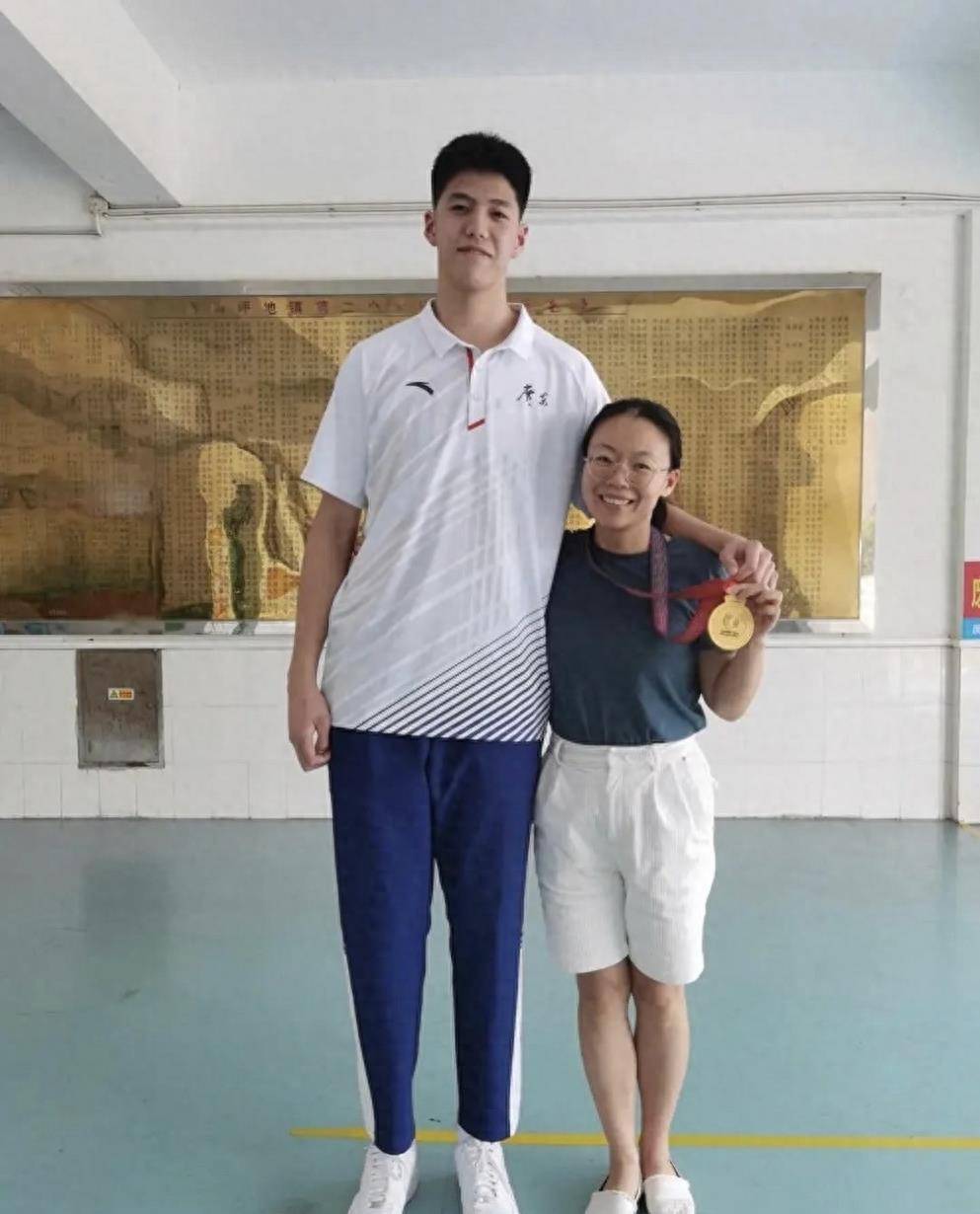 国家队中锋加盟山东男篮,丁伟声东击西,接替朱荣振_廖智鹏_位置_深圳