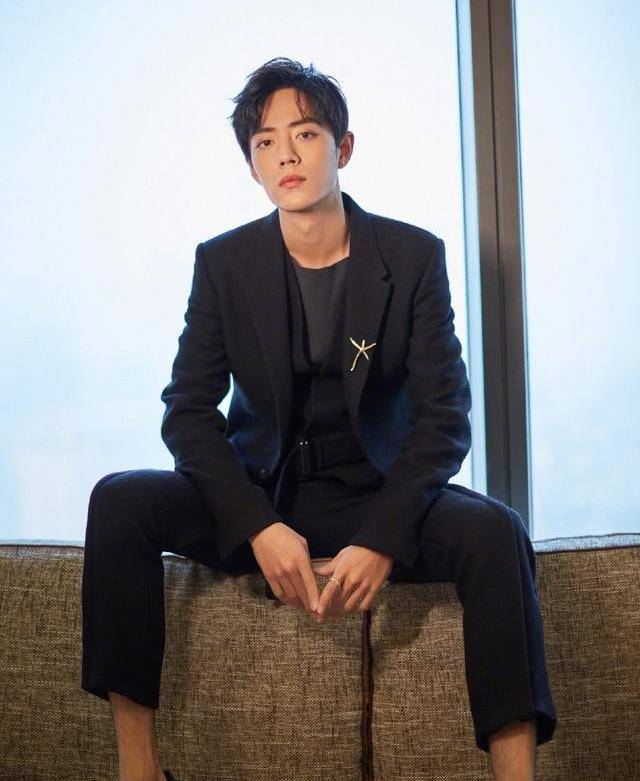 当明星穿上西装,李现身材完美,张艺兴飘飘若仙,看到肖战我爱了_王一博