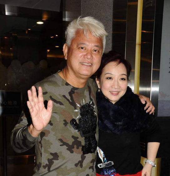 搞过乐队经过商,干过主持拍过戏,他一身喜剧不输周星驰_陈百祥_香港