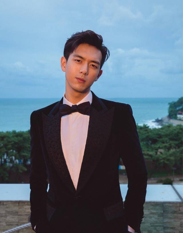 当明星穿上西装,李现身材完美,张艺兴飘飘若仙,看到肖战我爱了_王一博