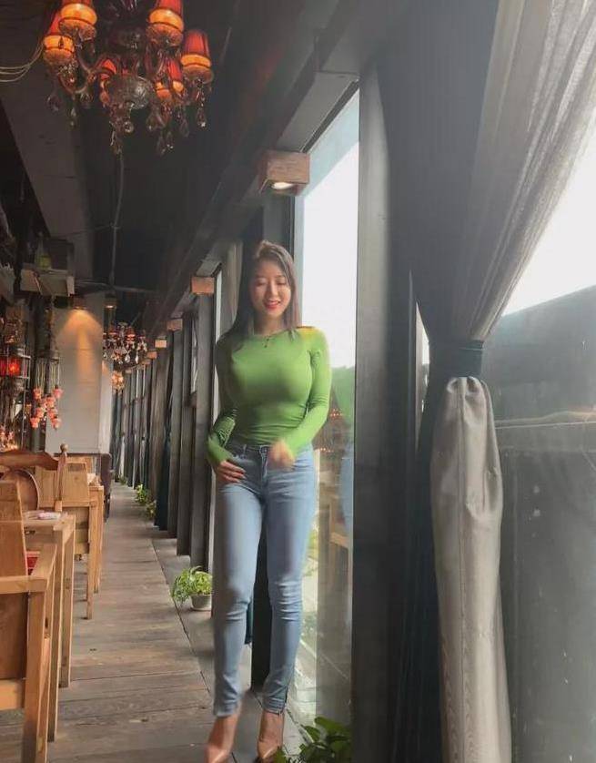 体重130斤的蒋聘婷身穿绿色背心魔鬼身材照片_时尚_风格_魅力