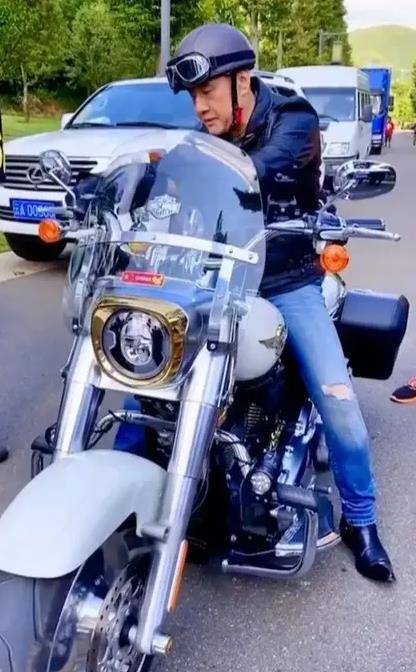 63岁的于荣光老当益壮!"关云长"不骑马,改骑摩托车了_关羽_经典_年代