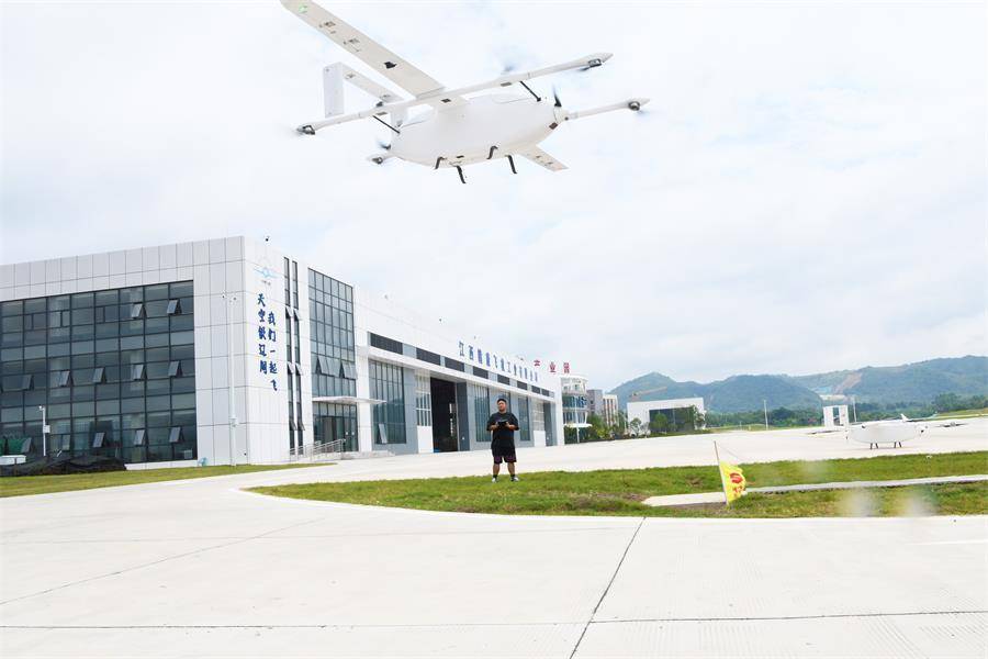 近日,南康区中国赣州低空经济产业园内,技术人员在进行无人机可靠性