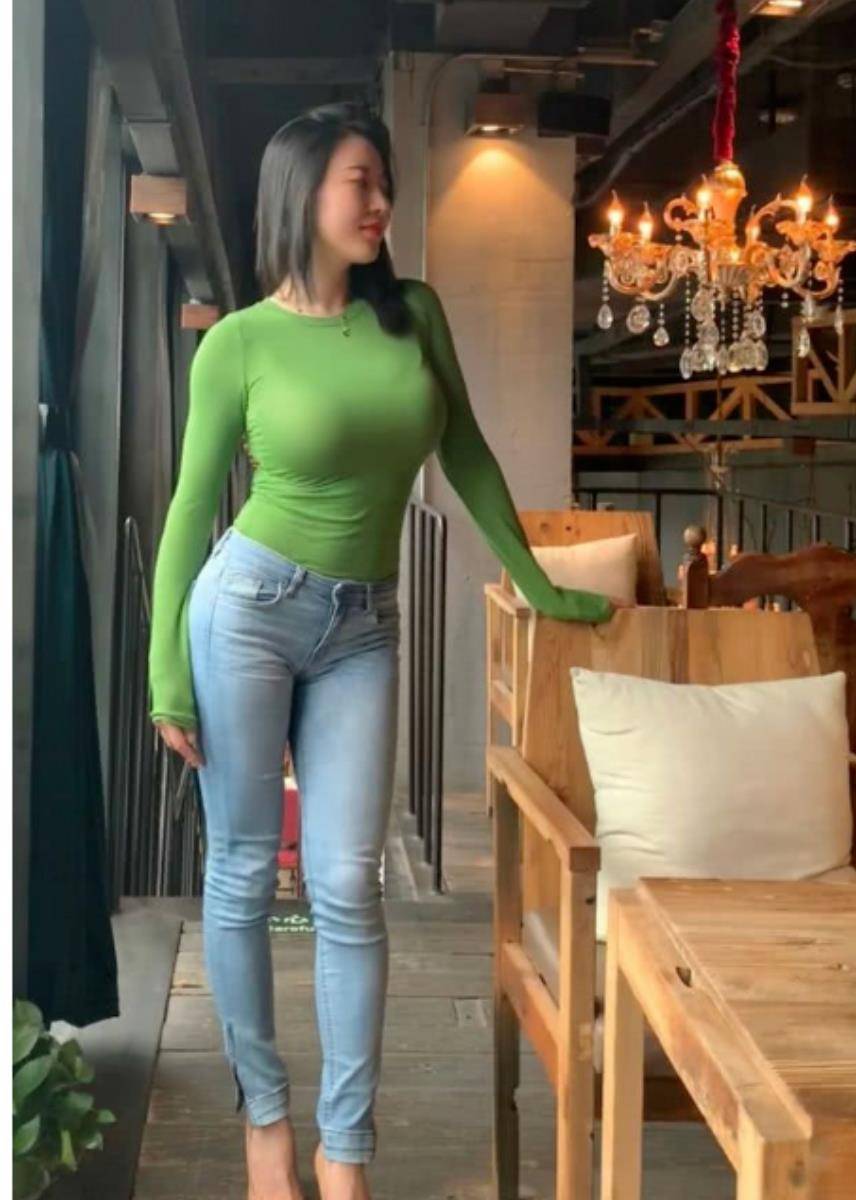 体重130斤的蒋聘婷身穿绿色背心魔鬼身材照片_时尚_风格_魅力