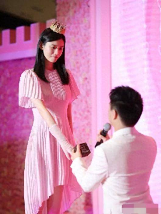 "幸运儿"奚梦瑶:20岁走红,30岁嫁24岁豪门,诞下长子获奖7亿_何猷君