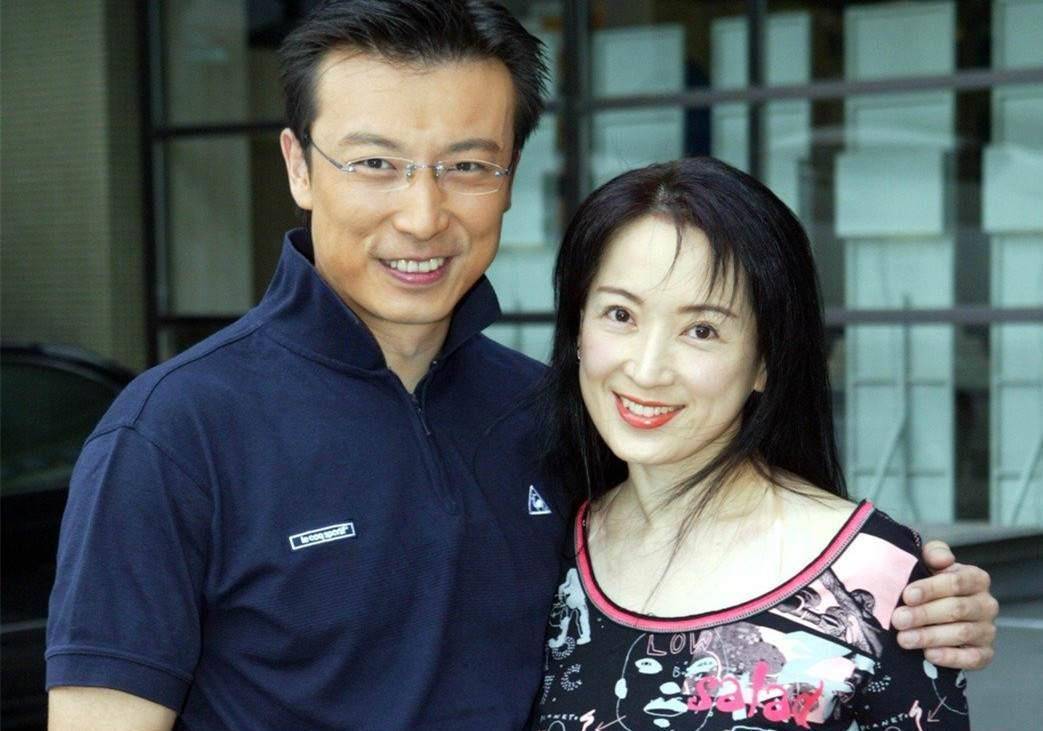 龚慈恩17岁儿子毕业典礼,身高1米83帅气十足,老爸林炜全程缺席_林卓毅