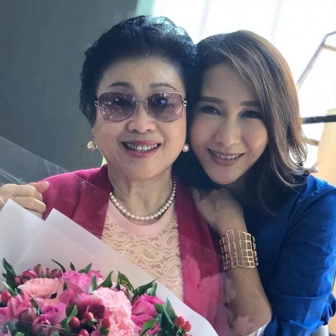 黎姿跟李嘉欣差1岁像隔代,一个美丽好的优雅奶奶,一个自然美人_黎姿和