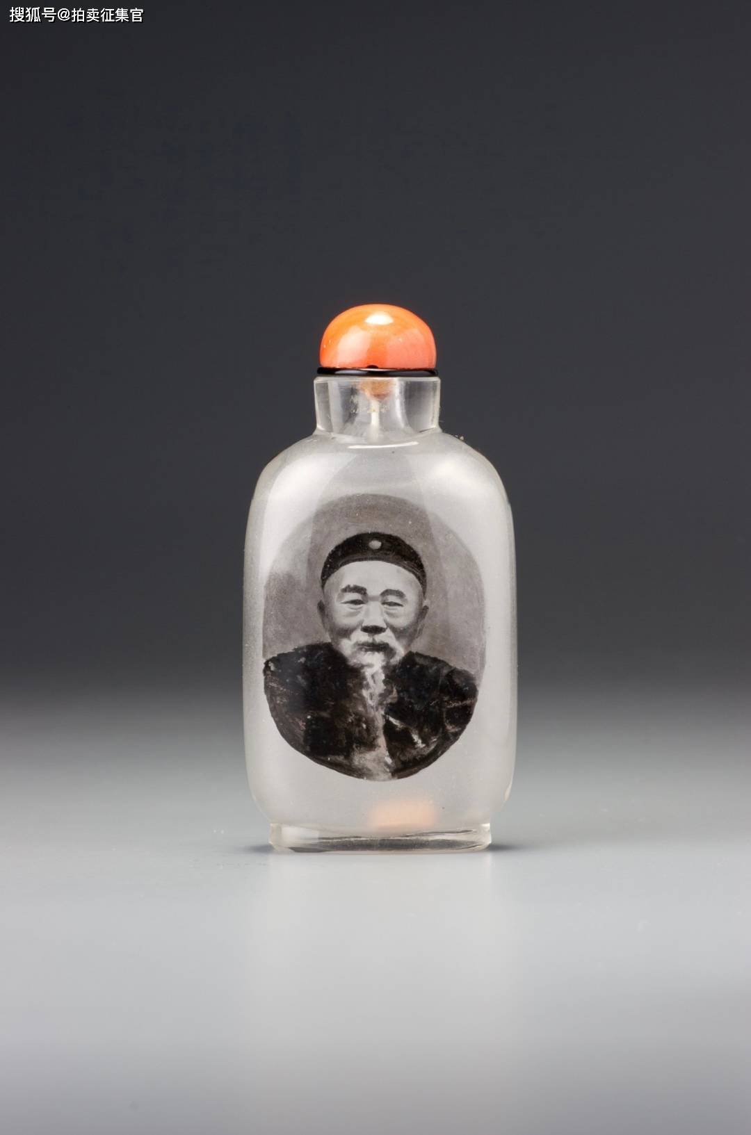 这件小巧的玻璃瓶是用来盛放烟草粉或鼻烟的.