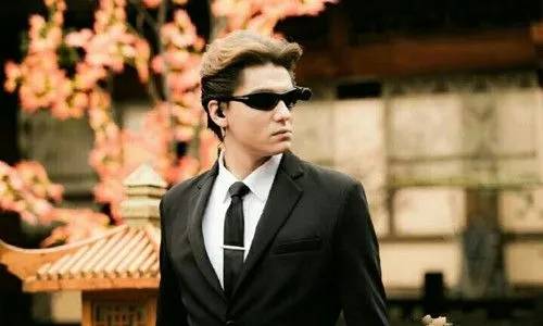 《全员加速中》中出现的黑衣猎人均为身高在1米85以上,形象好且擅长