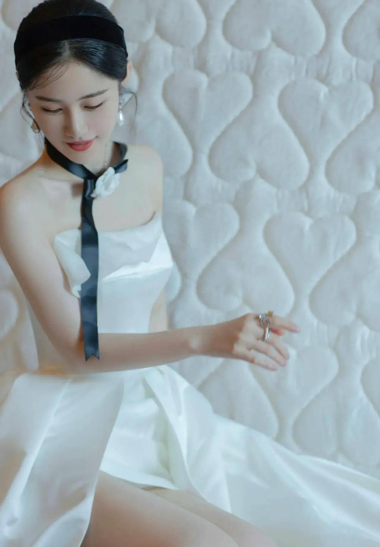 梁田白色连衣裙美丽迷人_时尚_长裙_黑色