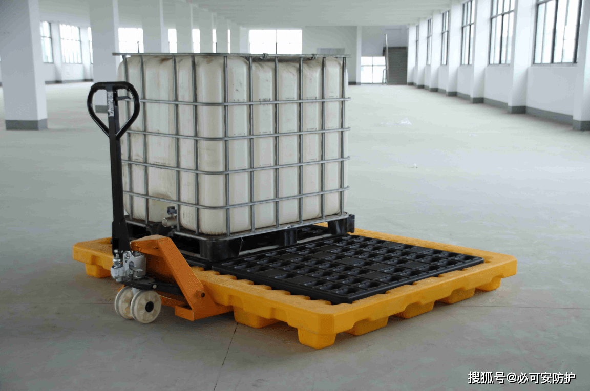 液体存储安全卫士:揭秘吨桶下方托盘的容积设计!_渗漏_泄漏_运输
