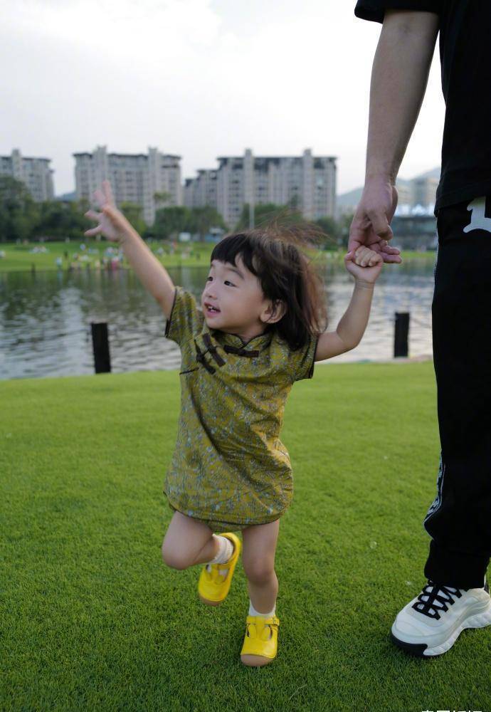 何雯娜一家三口出游,超可爱穿旗袍蹦蹦跳跳好欢乐,爸爸全程守护_女儿