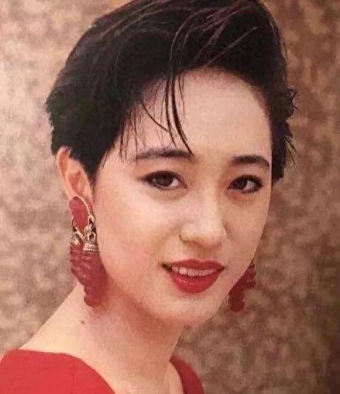 高学历港姐冠军,却被4任男友伤害,踢出豪门,今55岁仍单身_陈法蓉