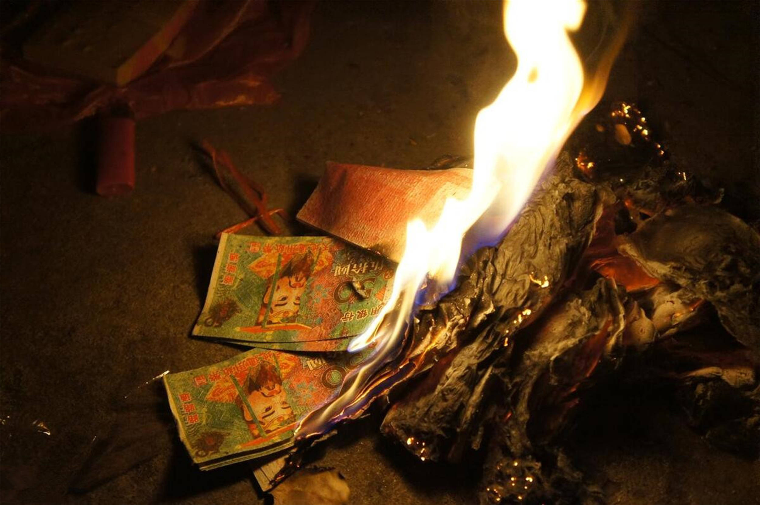 还有许多没能去上坟祭拜的人也会在路口烧纸钱,阴森感很浓,在外跑动