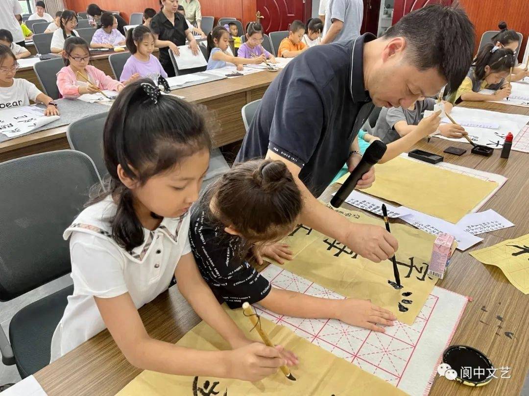 四川阆中市第一期青少年书法公益传习班举行_美术_中国_先生