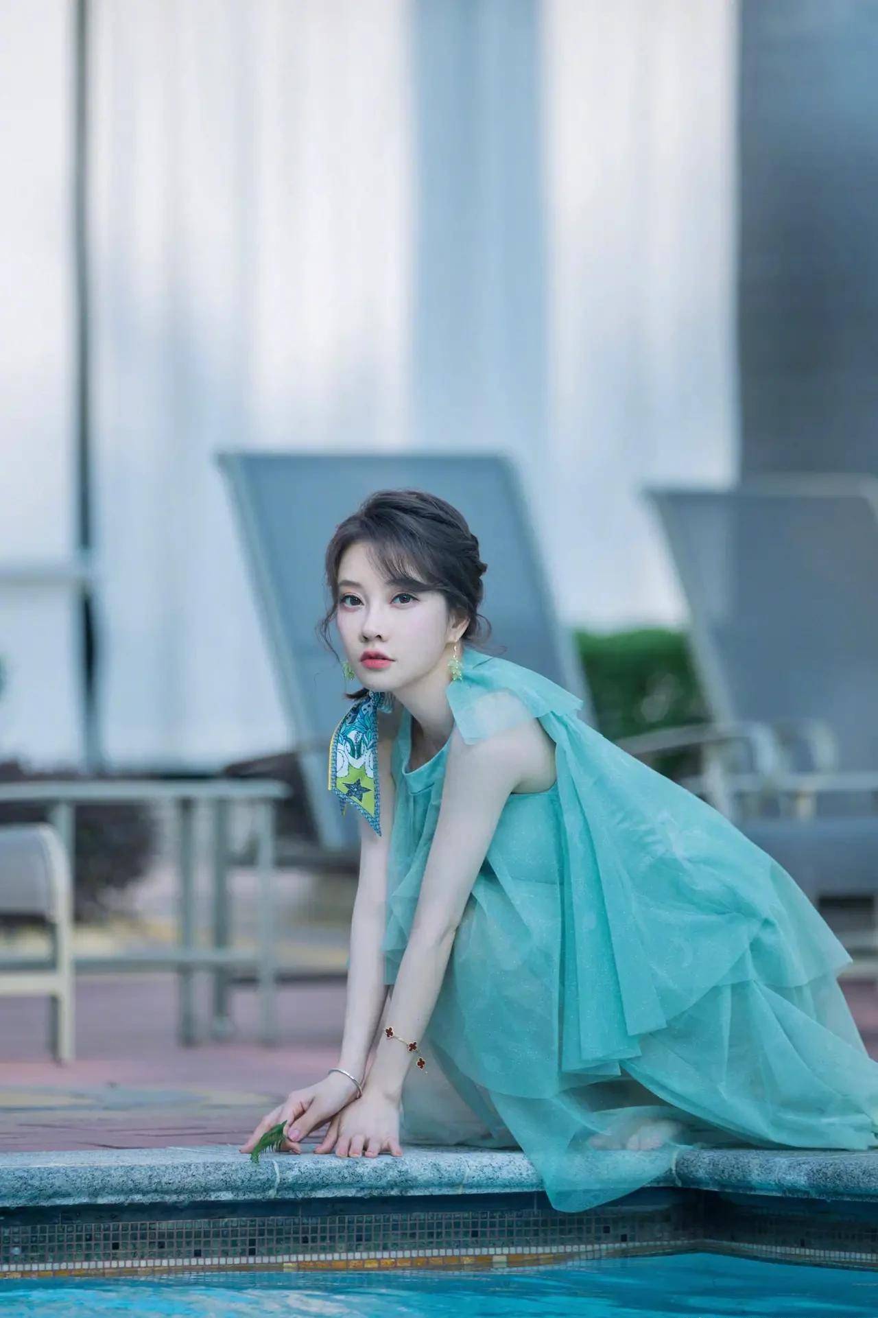 冯提莫的身高成谜,但是很会拍照,妥妥的大长腿_莫莫_写真_感觉