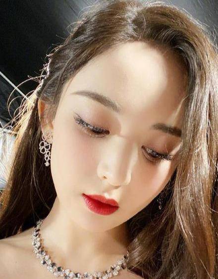 古力娜扎韩国颁奖,神仙颜值艳压韩星,自嘲英语差有点萌_演技_台词_女