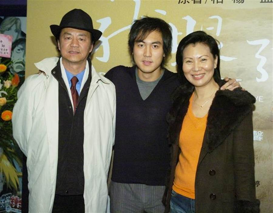 75岁狄龙近照罕见曝光,手上金戒指抢镜,和4岁孙子手牵手逛公园_谭俊彦