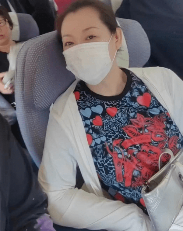 最吸睛的是,马丽娟手里的包包,是某高奢品牌今年的新款,价值近5万元