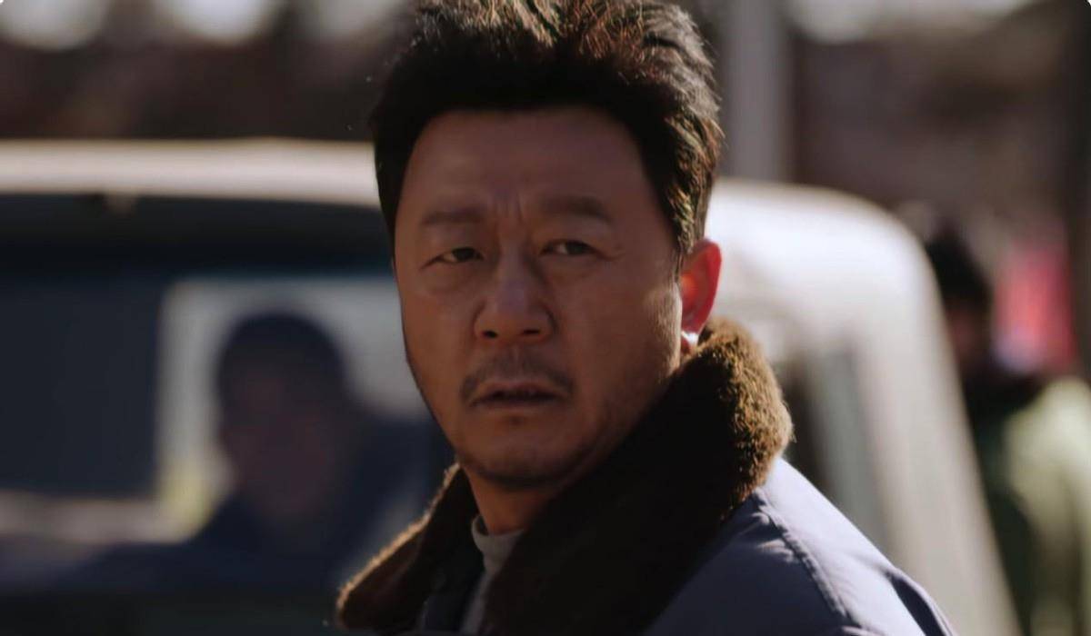 第二代林业工人顾长山(郭涛饰)是因公殉职的同事陈星杰(张万一饰)的