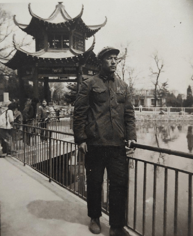 七十年代年轻男子,站在天安门前合影,充满自豪感_军人_拍照片_大部分