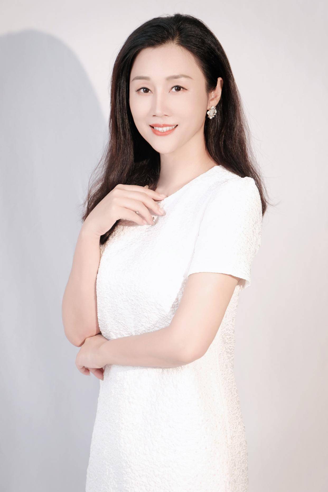 (雨薇)此外,长相温柔的雨薇被导演组从舞台剧版《游走年代》邀请到了